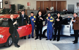 La squadra nel salone nel 2000, in posa accanto alle vetture